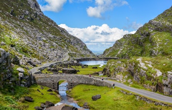 Betagende udsigt over Gap of Dunloe i County Kerry, Irland med snoede vandrestier, grønne bakker og idyllisk natur