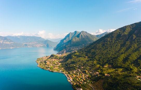 Panoramaudsigt over Gardasøen i Italien med Riva del Garda, grønne bjerge og azurblåt vand