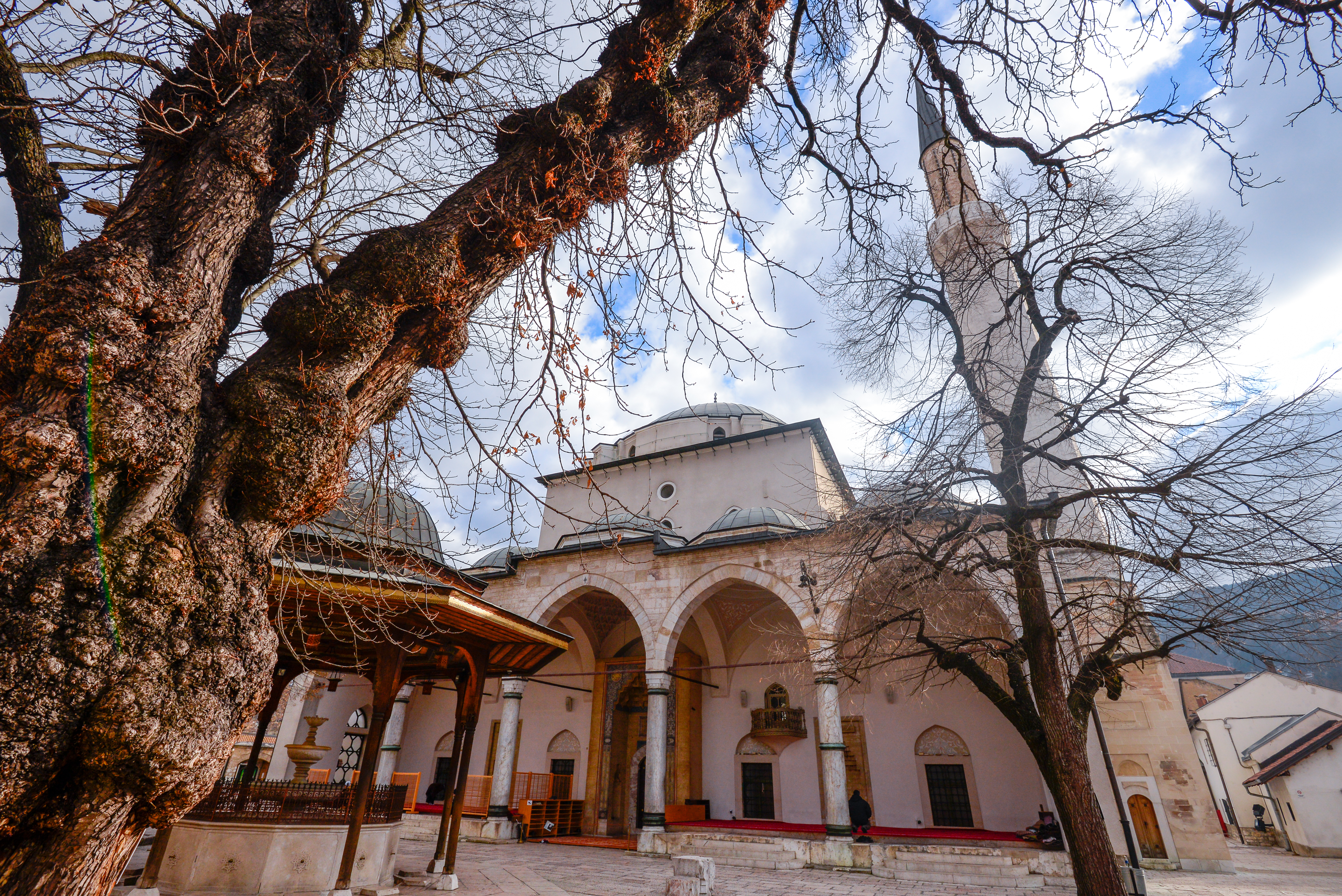 Historisk Gazi Husrev-beg moské med gårdsplads i Sarajevos gamle bydel