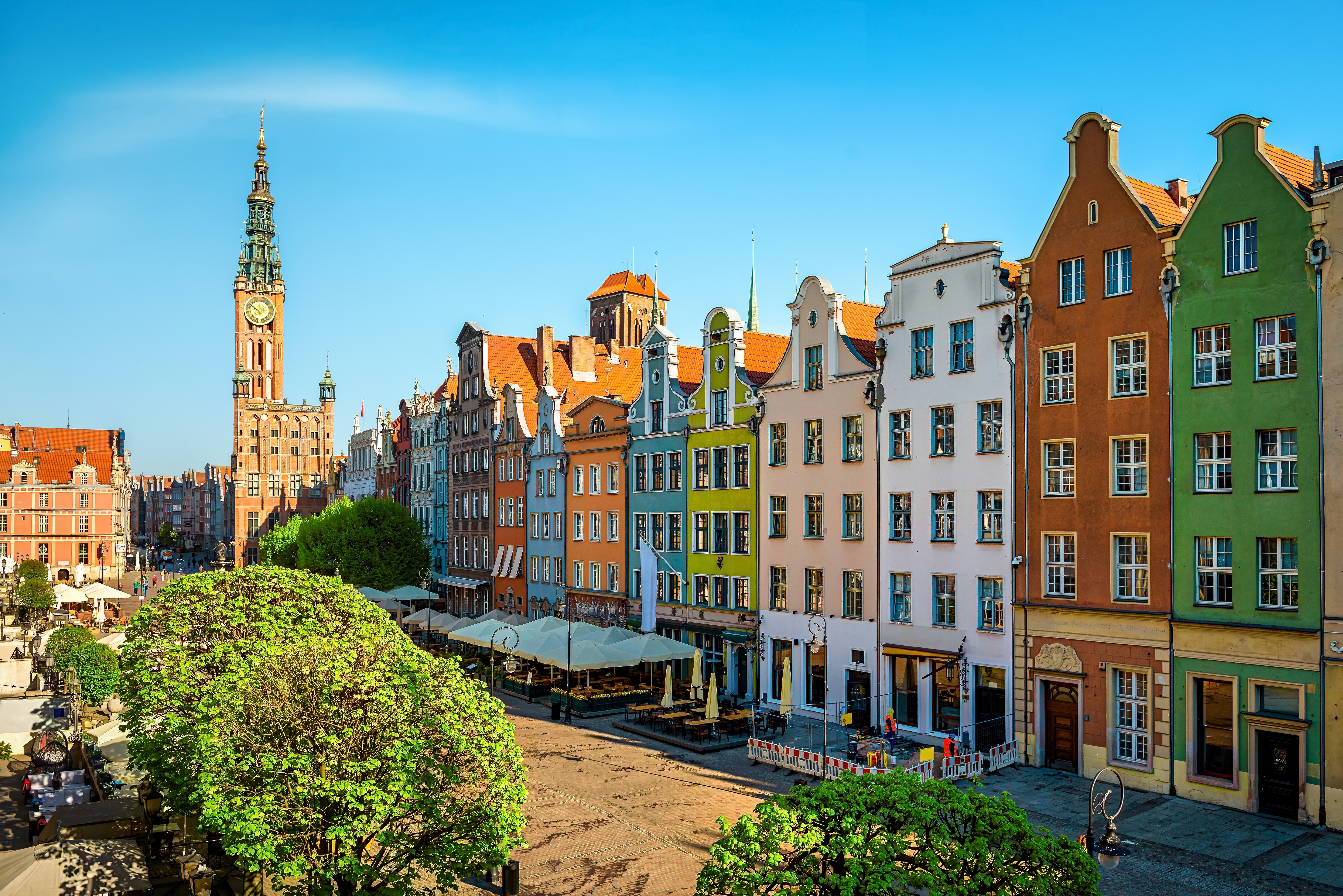 Farverige historiske bygninger og middelalderligt rådhus i Gdansk gamle bydel, Polen