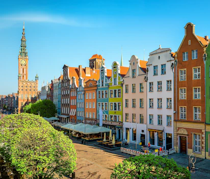 Farverige historiske bygninger og middelalderligt rådhus i Gdansk gamle bydel, Polen