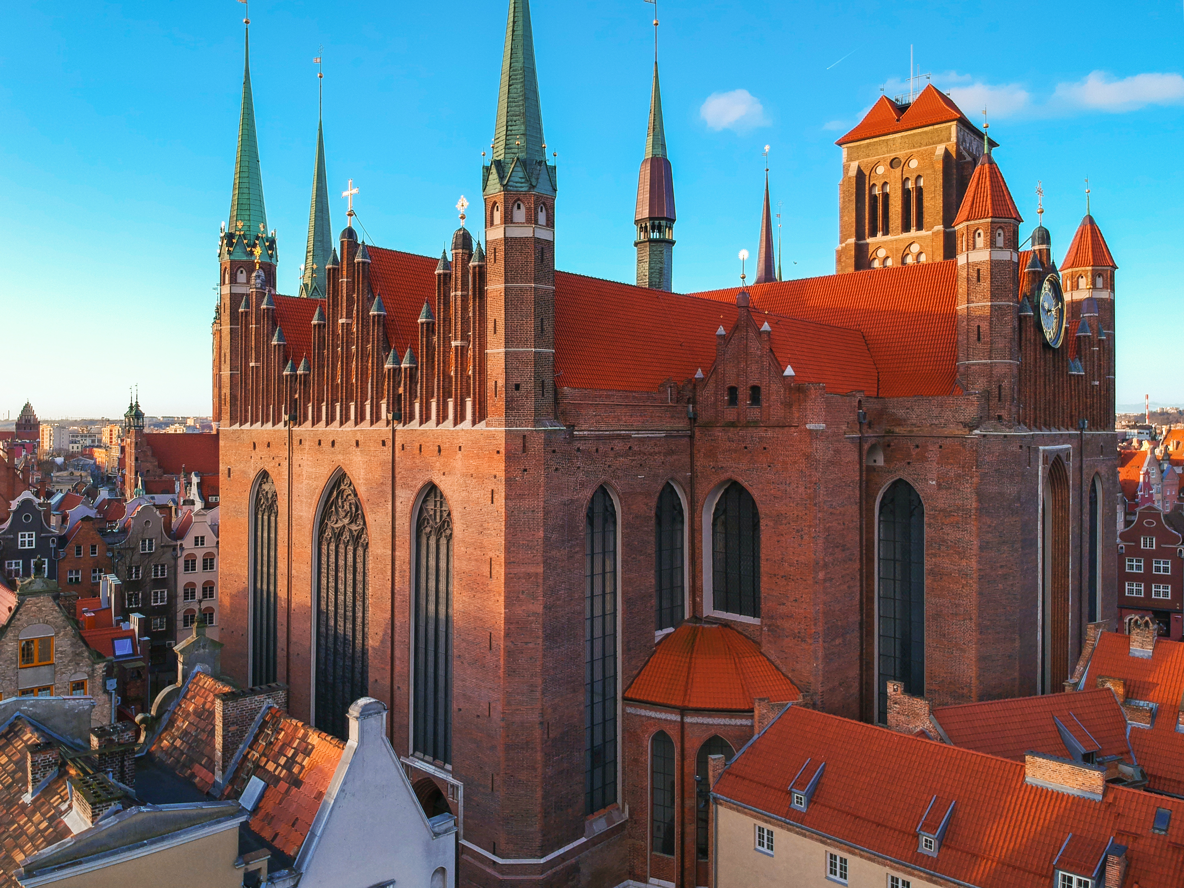 Mariakirken i Gdansk gamle by med røde mursten tårne og traditionel polsk arkitektur