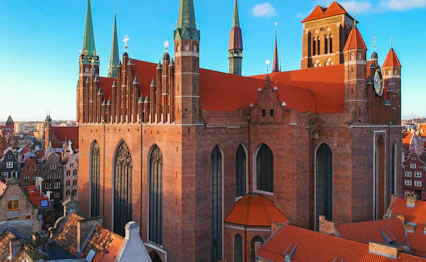 Mariakirken i Gdansk gamle by med røde mursten tårne og traditionel polsk arkitektur