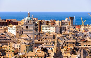 Imponerende udsigt over den historiske gamle havn i Genova med sin karakteristiske arkitektur, maritime aktivitet og bådehavn i hovedstaden af Liguria-regionen