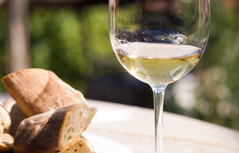 Traditionel georgisk Rkatsiteli hvidvin fra Kakheti-regionen serveret udendørs med brød