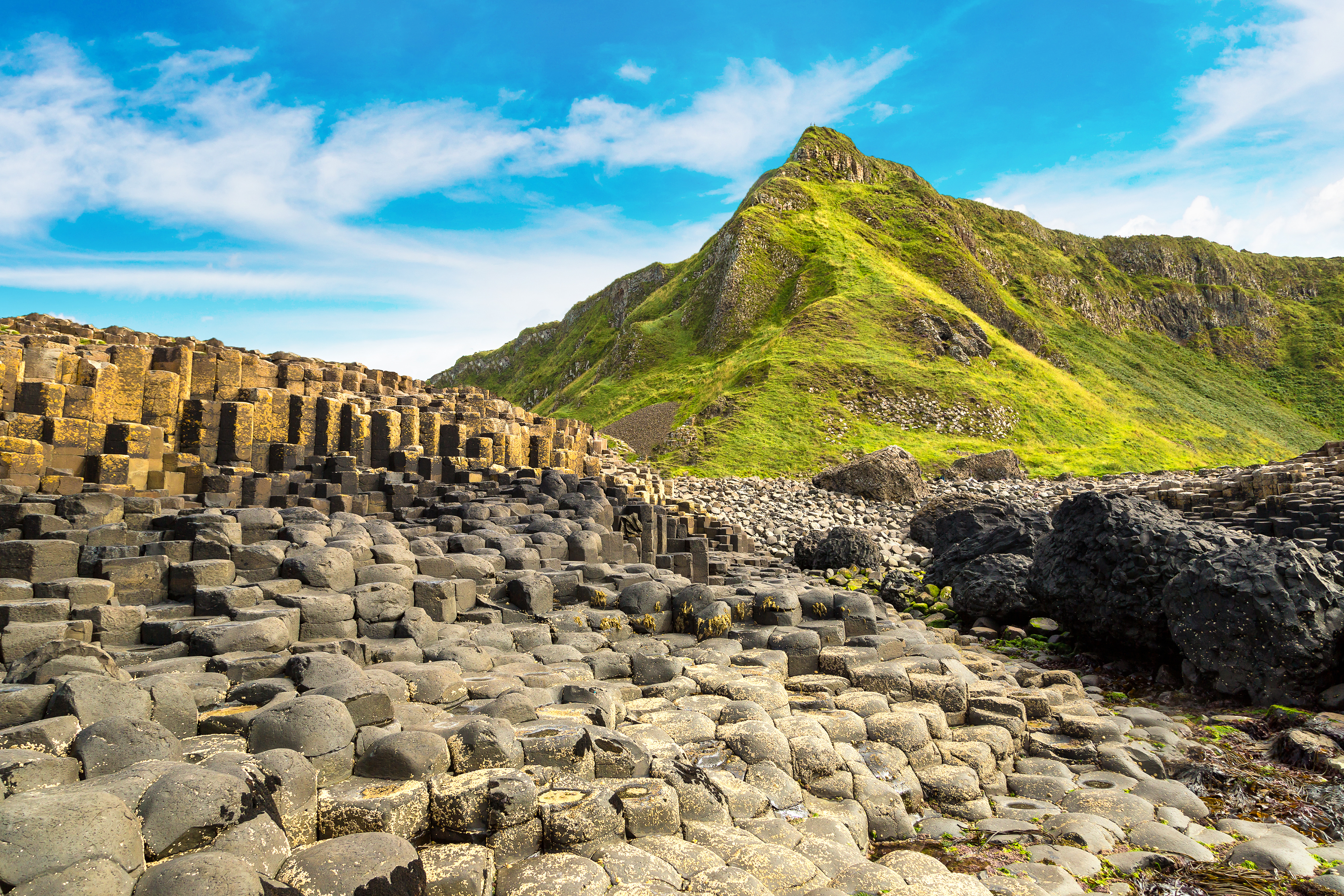 Giant's Causeway sekskantet basaltsøjler med grønne bakker i Nordirland