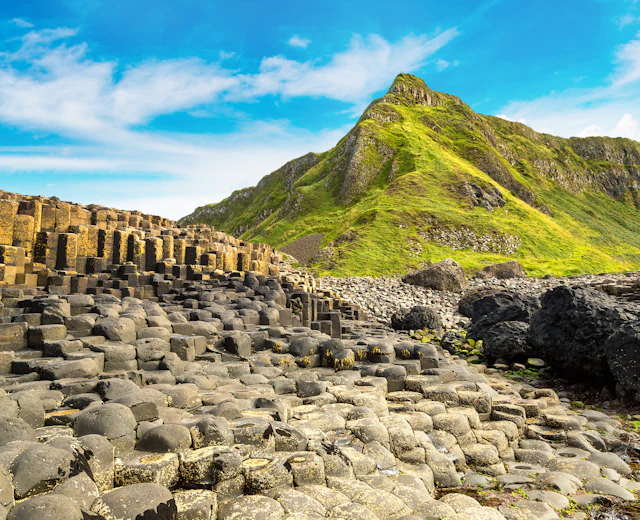 Giant's Causeway sekskantet basaltsøjler med grønne bakker i Nordirland