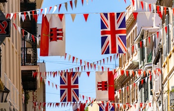Farverige Gibraltar og britiske flag pynter de solrige gader i Gibraltar, et unikt britisk oversøisk territorium i Sydeuropa