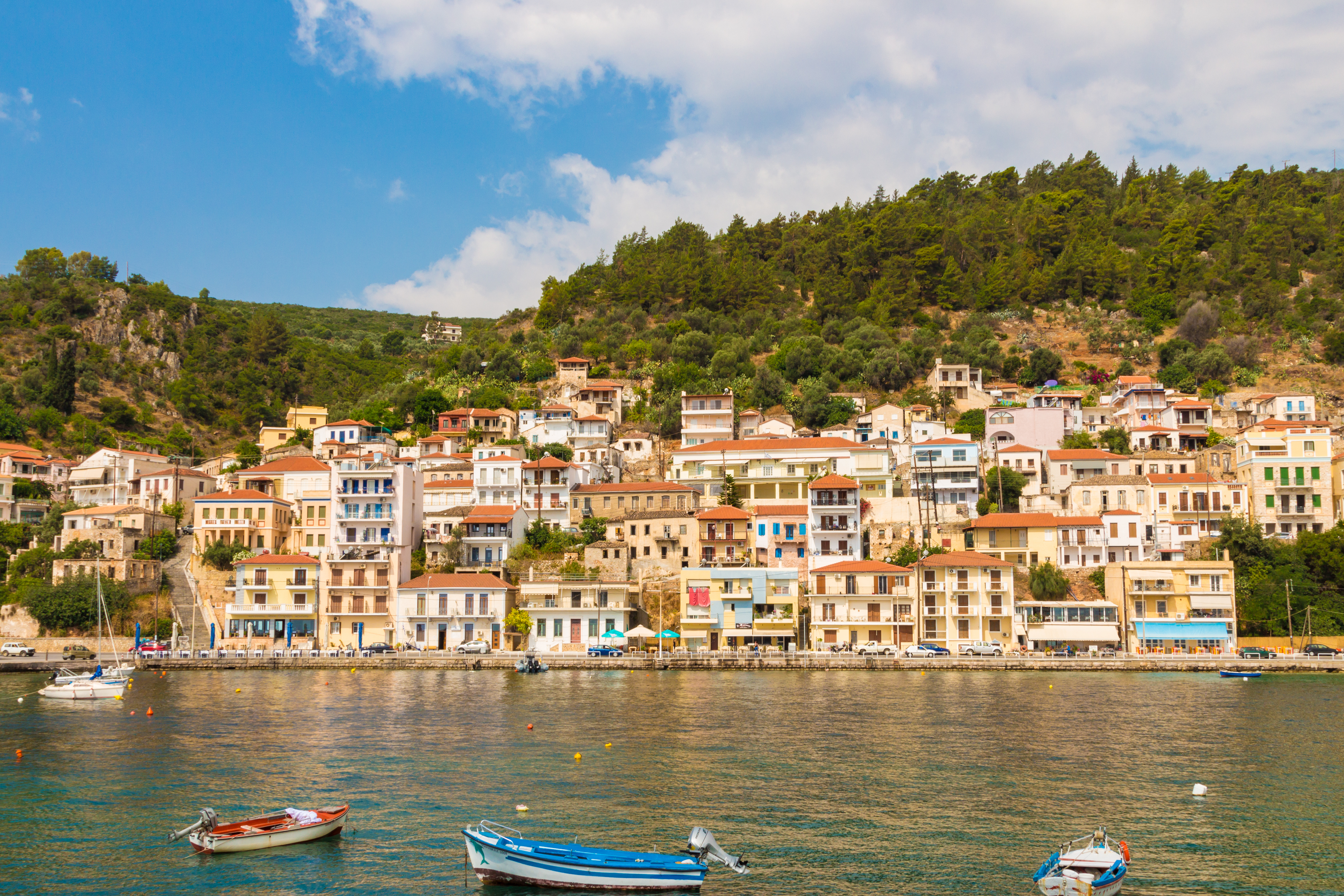 Malerisk udsigt over Githio havn på Peloponnes med farverige fiskerbåde og traditionelle græske huse langs Lakonias kyst