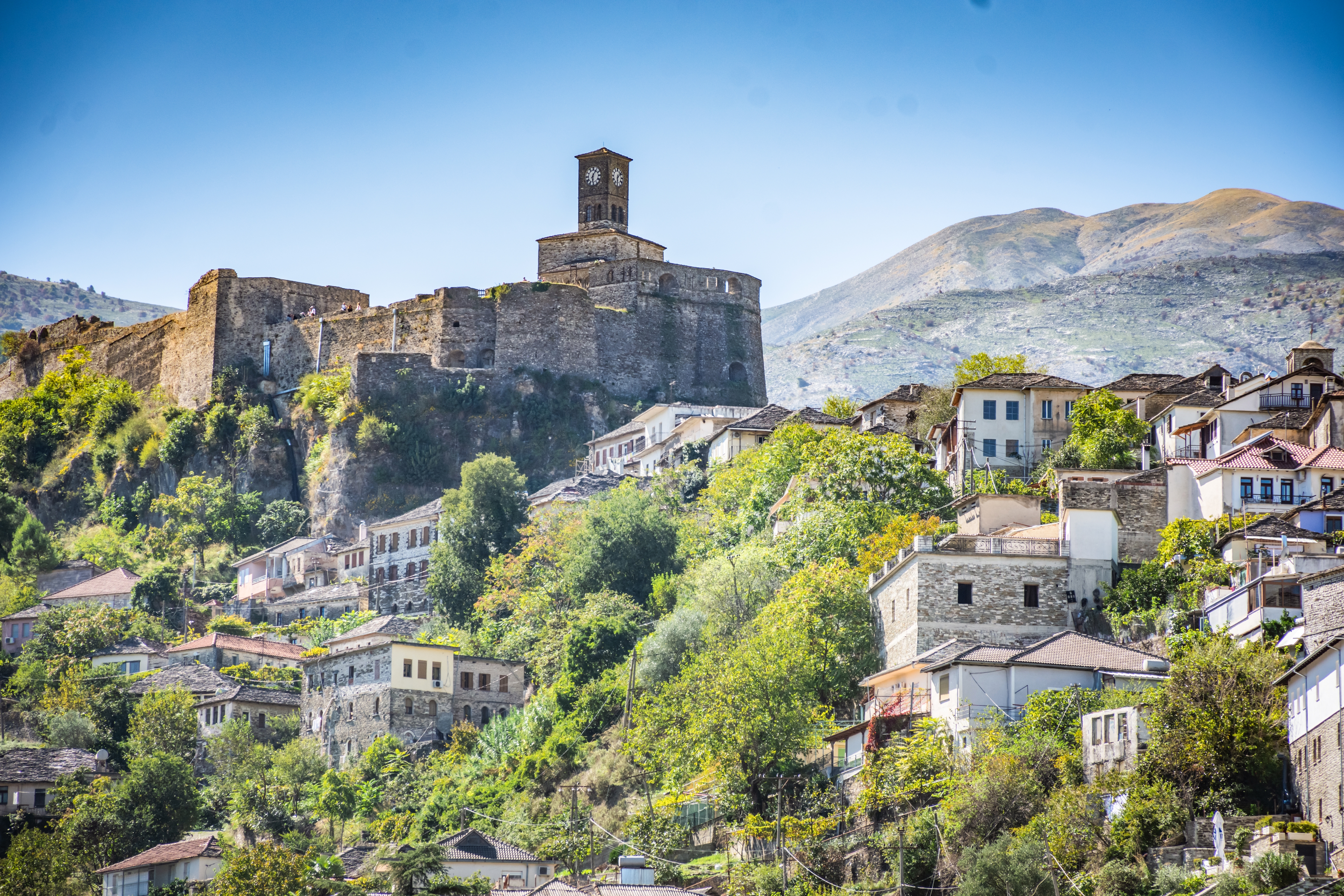 Historisk Gjirokaster fæstning med traditionelle ottomanske huse i Albanien