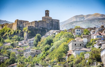 Historisk Gjirokaster fæstning med traditionelle ottomanske huse i Albanien