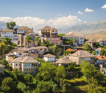 Den historiske fæstning i Gjirokaster med udsigt over UNESCO verdensarvsbyen i det sydlige Albanien