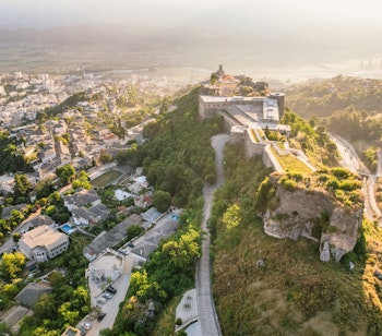 Betagende udsigt over Gjirokaster slot og den historiske by i Albanien, et UNESCO verdensarvssted kendt for sin velbevarede ottomanske arkitektur