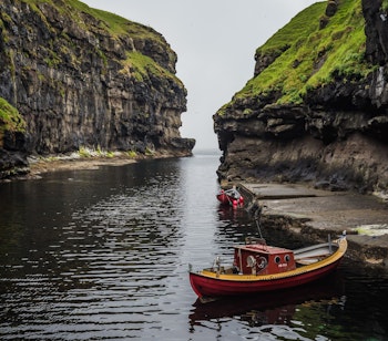 Idyllisk udsigt over Gjógv landsbyen med dens naturlige havn omgivet af klipper på Eysturoy i Færøerne