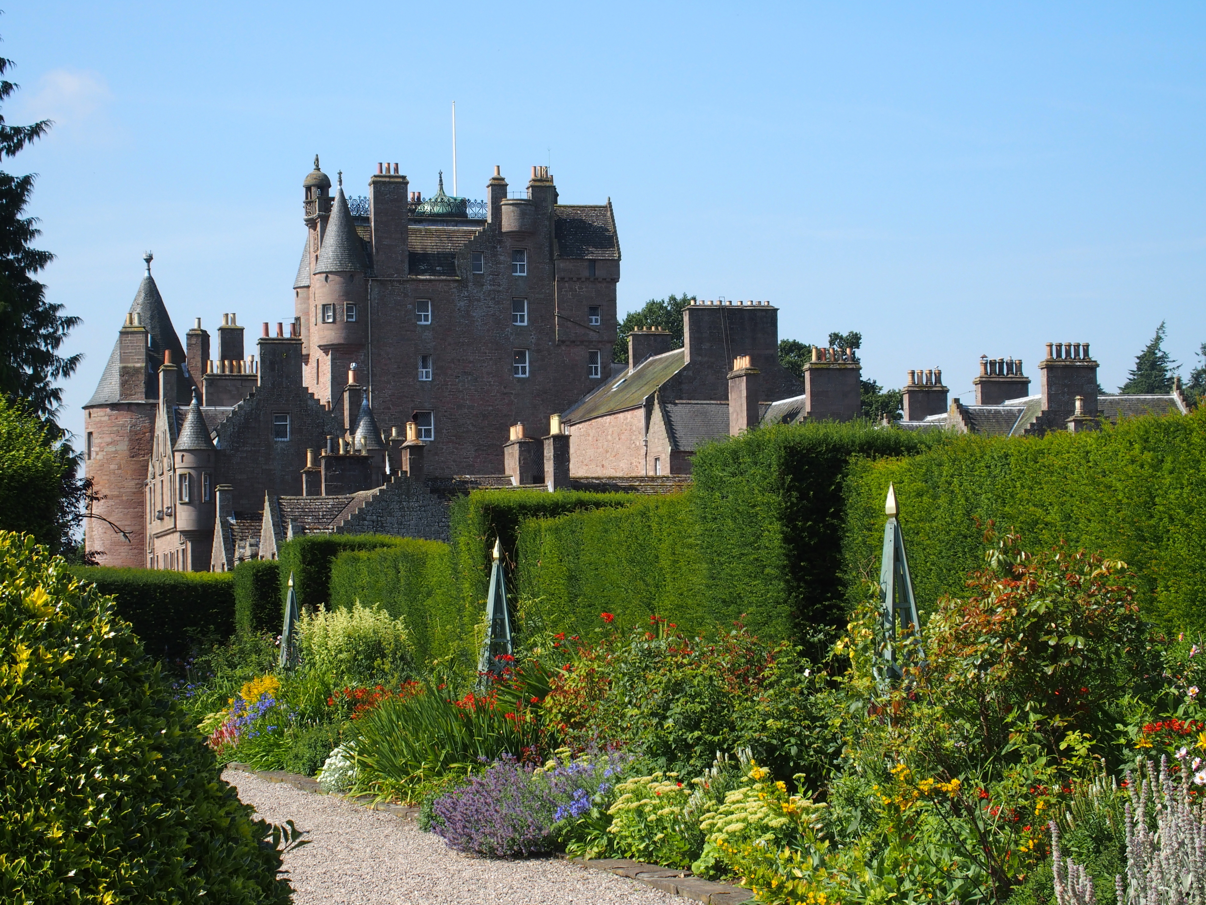 Glamis Slot i Skotland med smukke haver og farverige blomsterbede