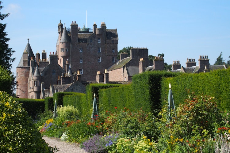 Glamis Slot i Skotland med smukke haver og farverige blomsterbede