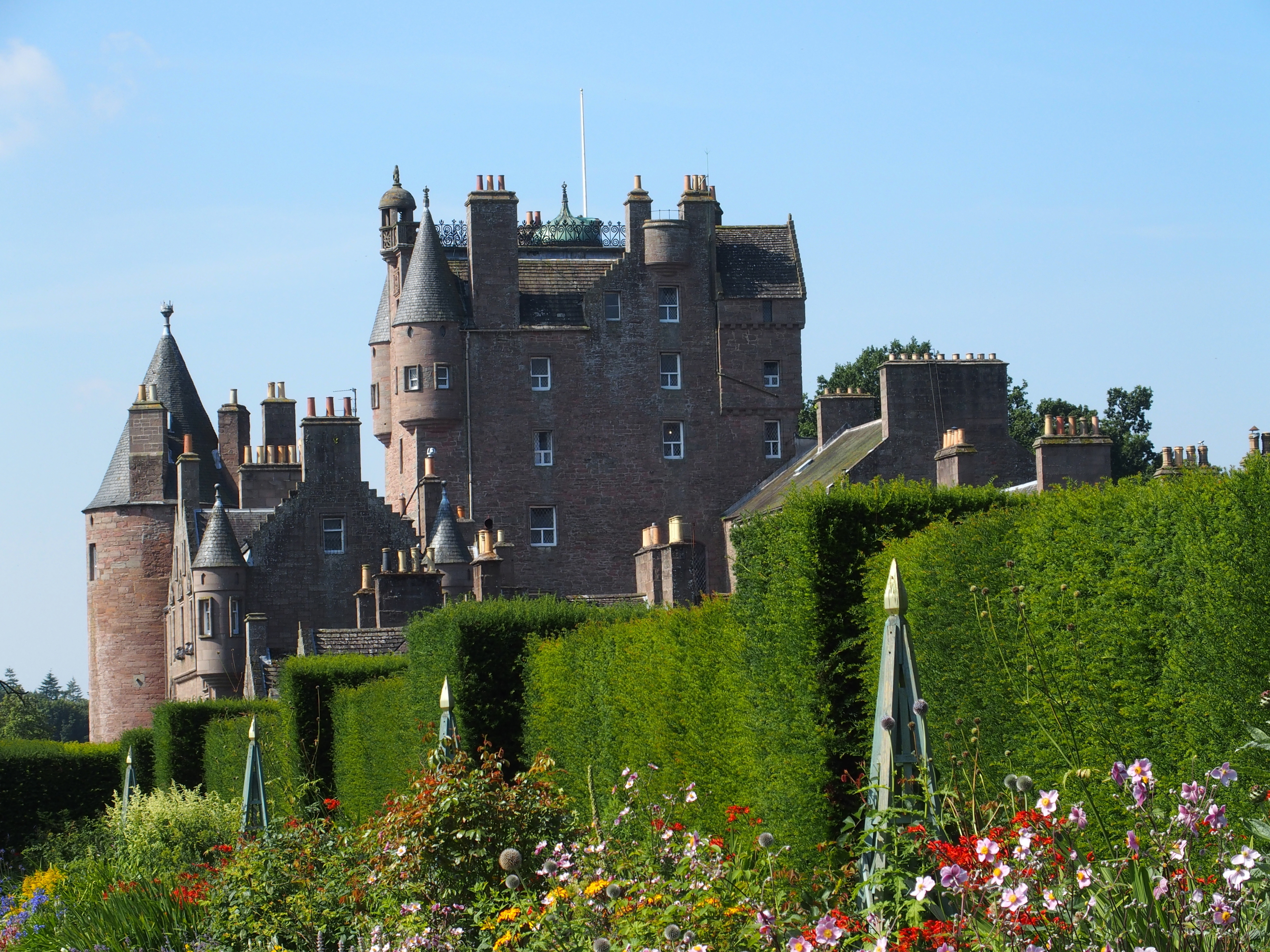 Glamis Slot i Skotland med smukke haver og middelalderlige tårne