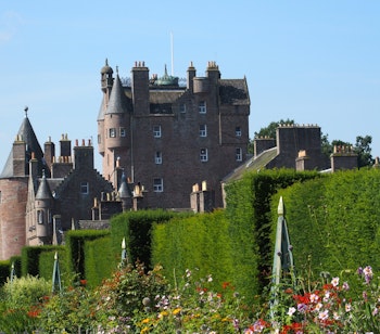 Glamis Slot i Skotland med smukke haver og middelalderlige tårne
