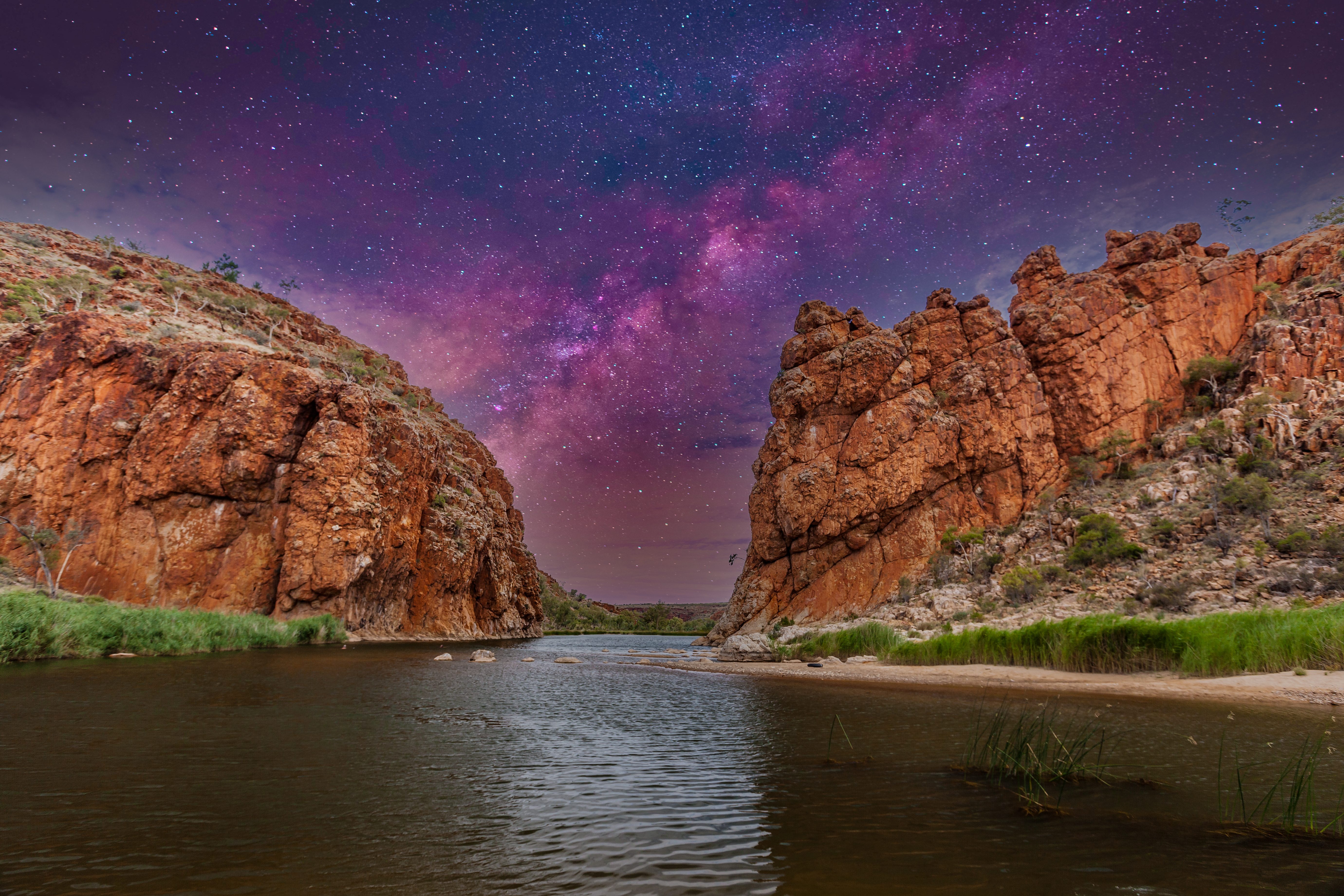 Glen Helen Gorge under stjernehimlen med Mælkevejen i West MacDonnell National Park Australien