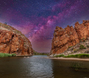 Glen Helen Gorge under stjernehimlen med Mælkevejen i West MacDonnell National Park Australien