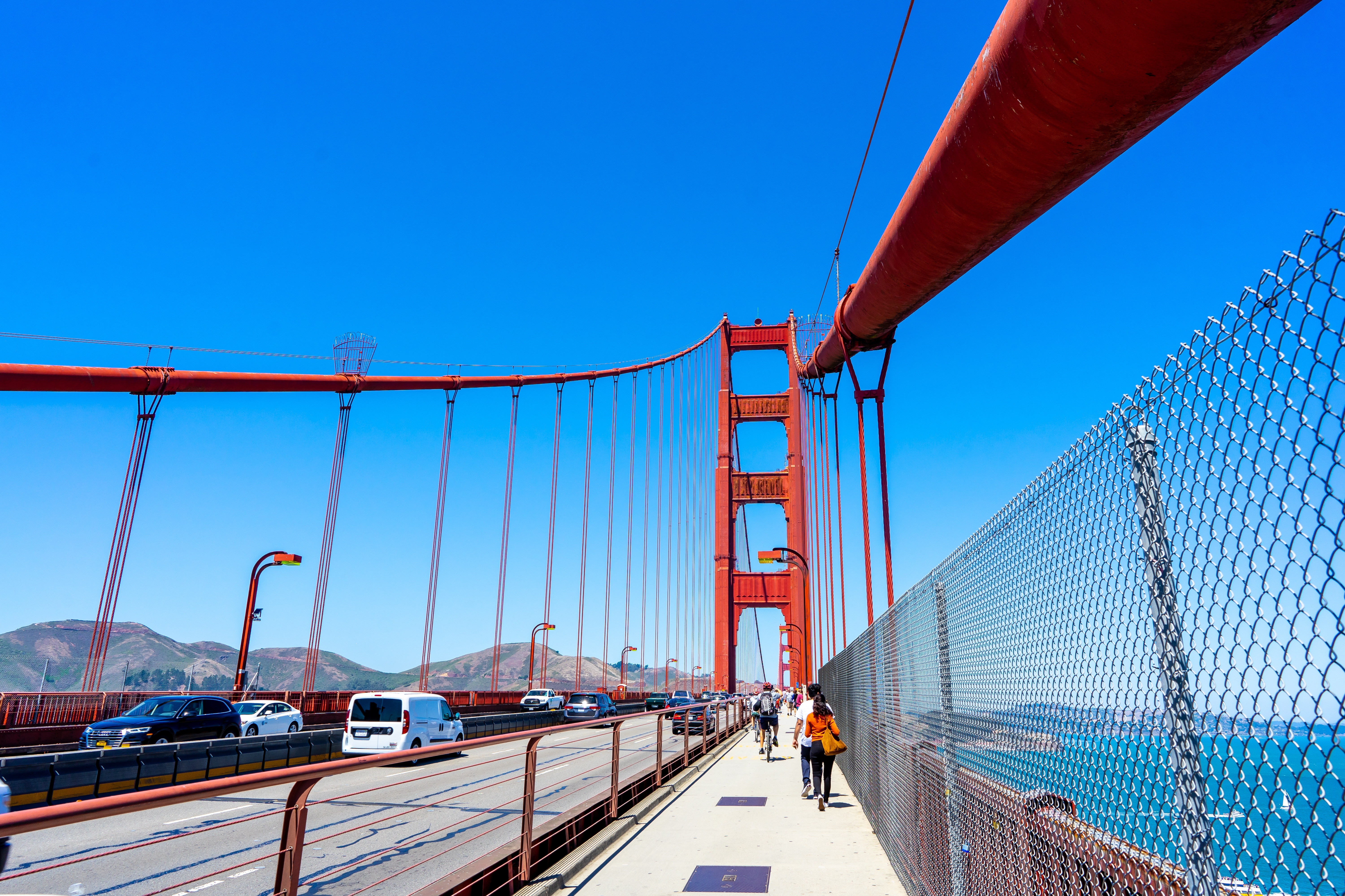 Golden Gate Bridge gangbro med turister i San Francisco Californien