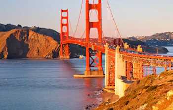Golden Gate Bridge ved solnedgang over San Francisco Bay i Californien, USA