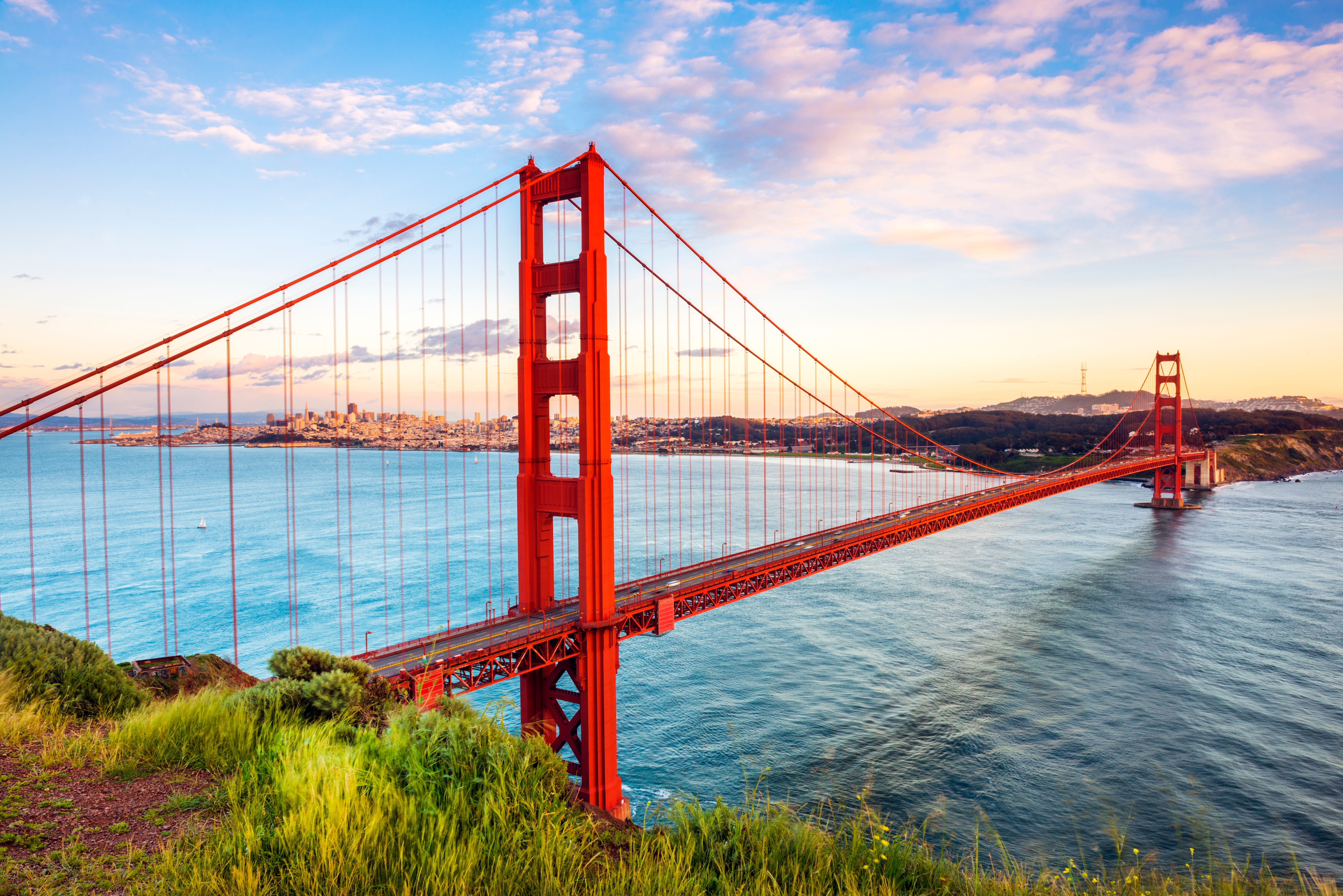 Den berømte Golden Gate bro ved solnedgang med dramatisk himmel over San Francisco bugten i Californien