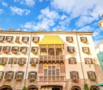 Det Gyldne Tag (Goldenes Dachl) i Innsbruck - Østrigs berømte vartegn fra år 1500 med forgyldte kobberfliser bygget under kejser Maximilian I's regeringstid