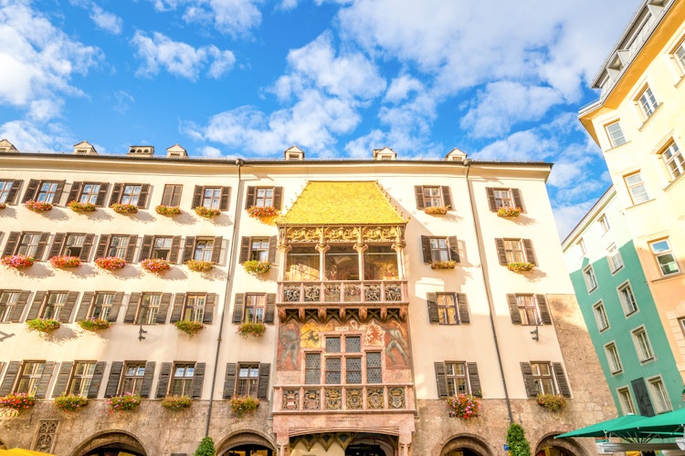Det Gyldne Tag (Goldenes Dachl) i Innsbruck - Østrigs berømte vartegn fra år 1500 med forgyldte kobberfliser bygget under kejser Maximilian I's regeringstid