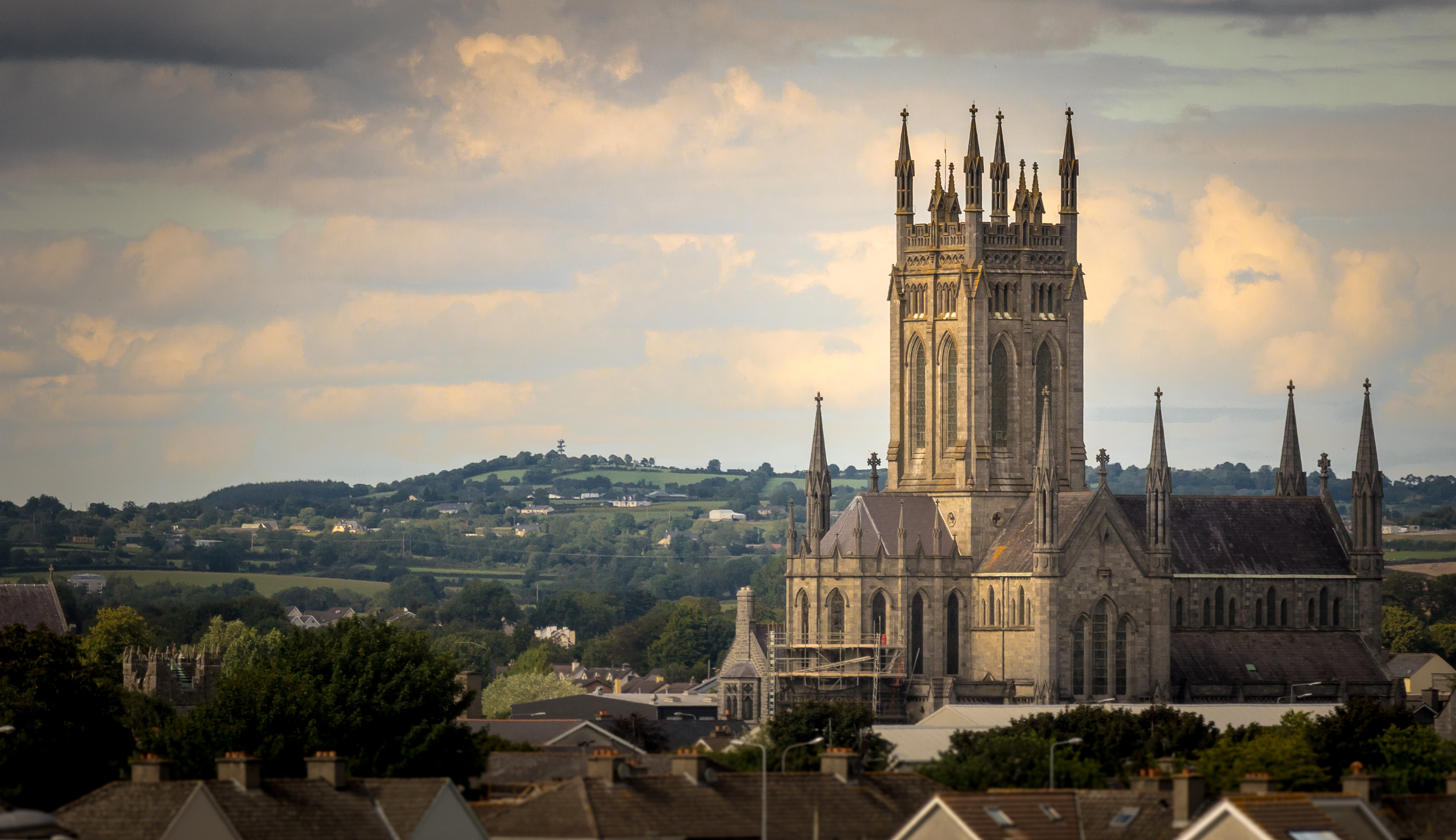 Imponerende gotisk katedral med højt spir, der knejser over den historiske by Kilkenny i Irland