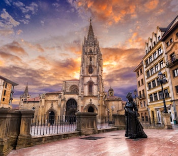 Udsigt over den antikke gotiske katedral i Oviedo, Asturien, Spanien, ved skumring, der viser dens arkitektoniske og historiske betydning.