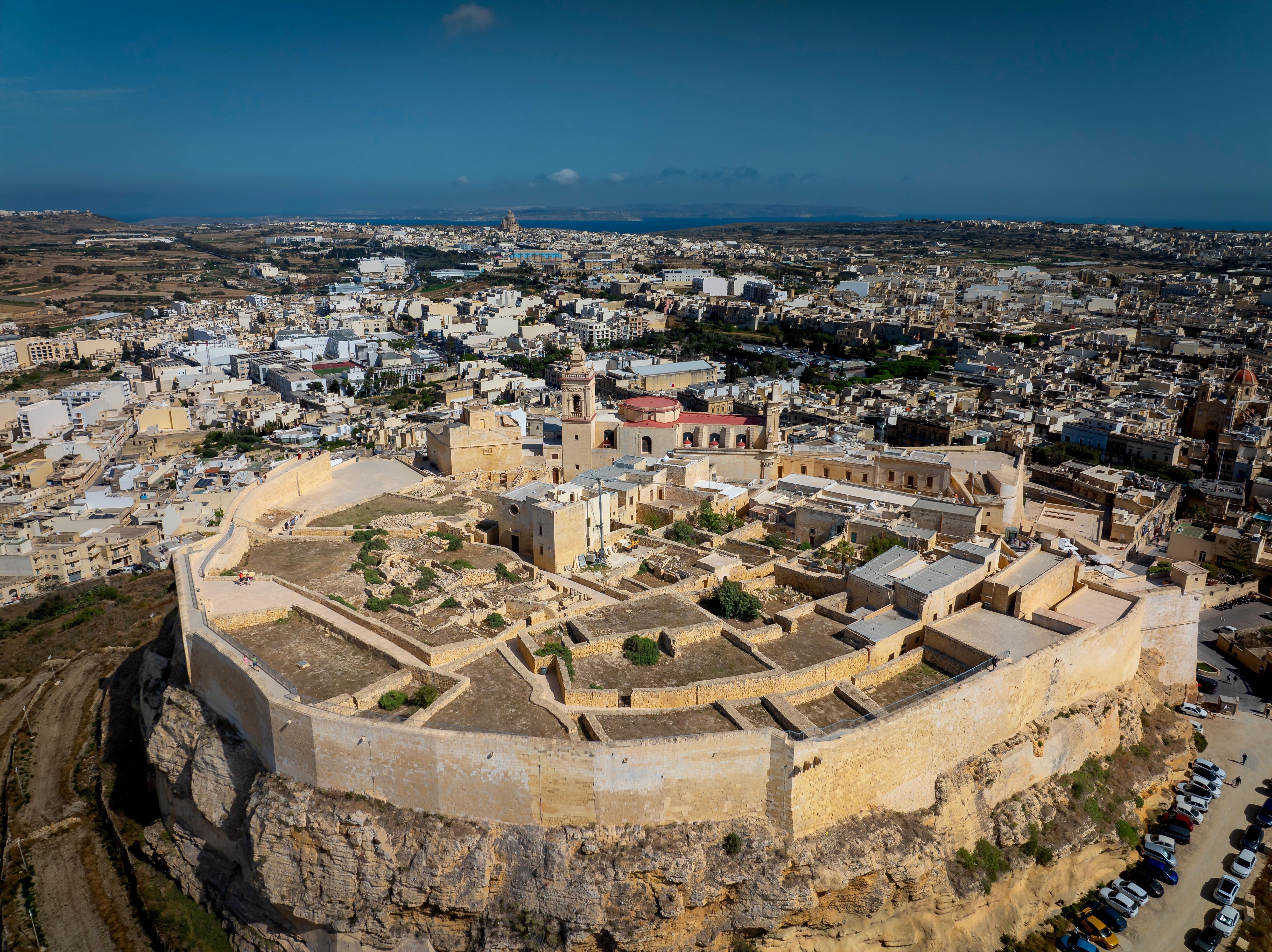 Luftfoto af historisk citadel i Victoria på Gozo Malta med middelalderlige fæstningsmure