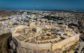 Luftfoto af historisk citadel i Victoria på Gozo Malta med middelalderlige fæstningsmure
