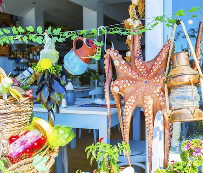 Traditionel græsk blæksprutte der tørrer udenfor taverne på Mykonos eller Santorini