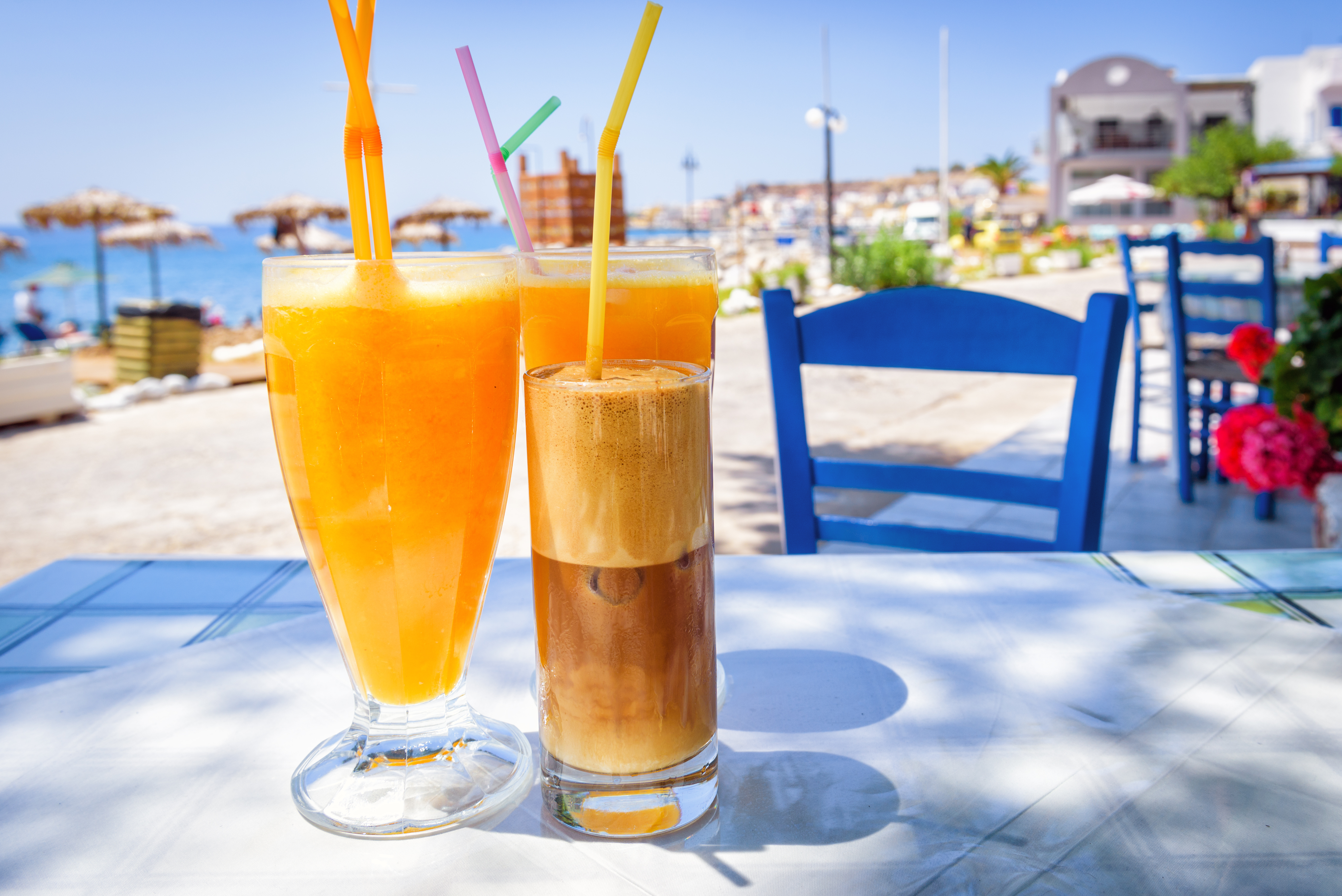 Forfriskende græsk frappe og frisk appelsinjuice serveret på en hyggelig taverna på Kreta