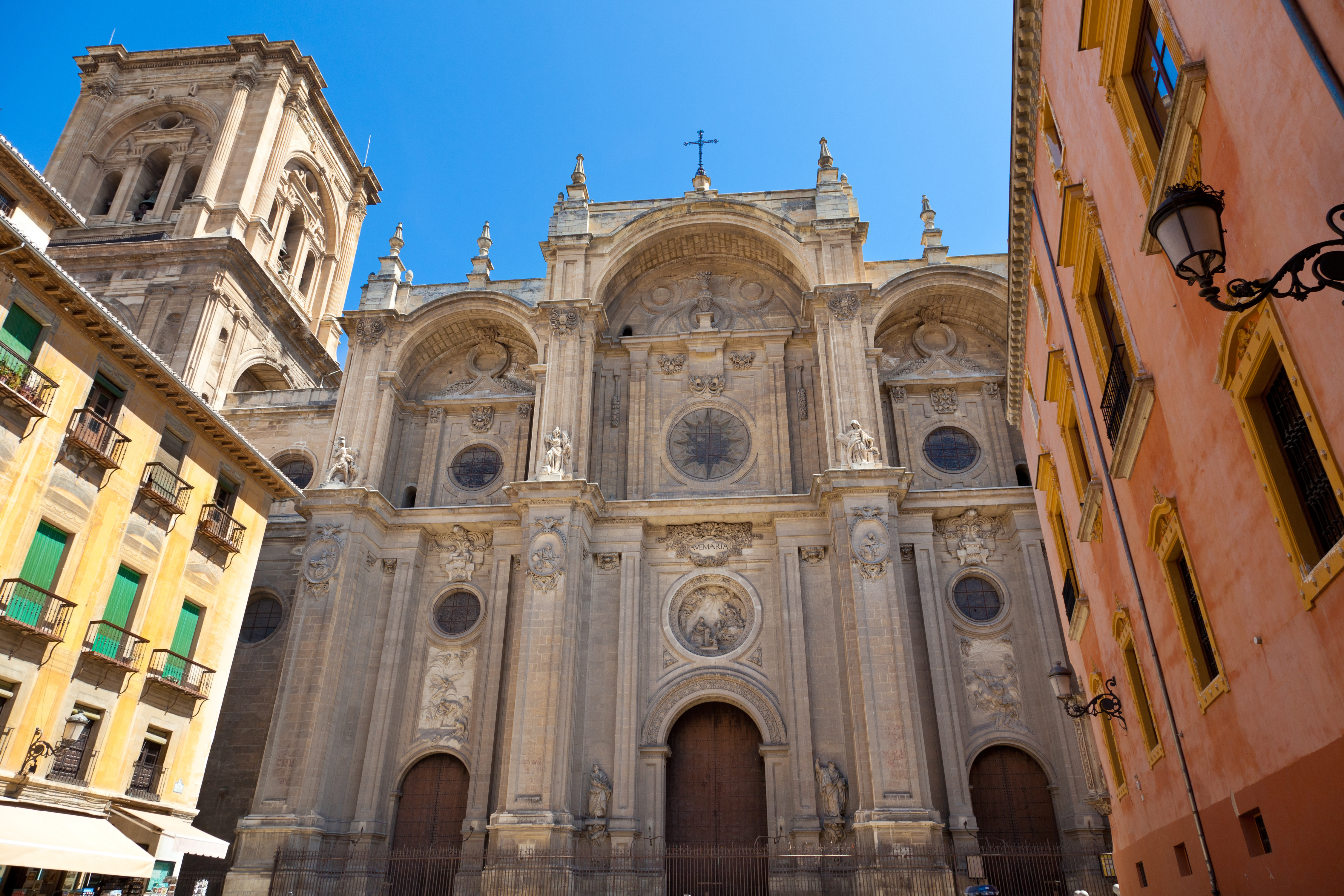 Granada Katedral med barok facade og klokketårn i det historiske centrum af Spanien