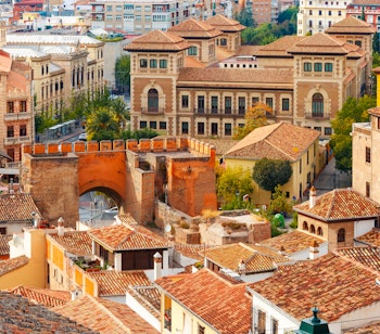 Betagende udsigt over Granadas historiske centrum fra Mirador de la Lona med Triumphal Square og den ikoniske Puerta de Elvira byport i Andalusien, Spanien