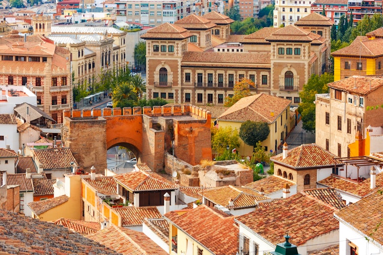 Betagende udsigt over Granadas historiske centrum fra Mirador de la Lona med Triumphal Square og den ikoniske Puerta de Elvira byport i Andalusien, Spanien