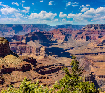 Spektakulært panoramaudsyn over Grand Canyon National Park i Arizona med røde klipper