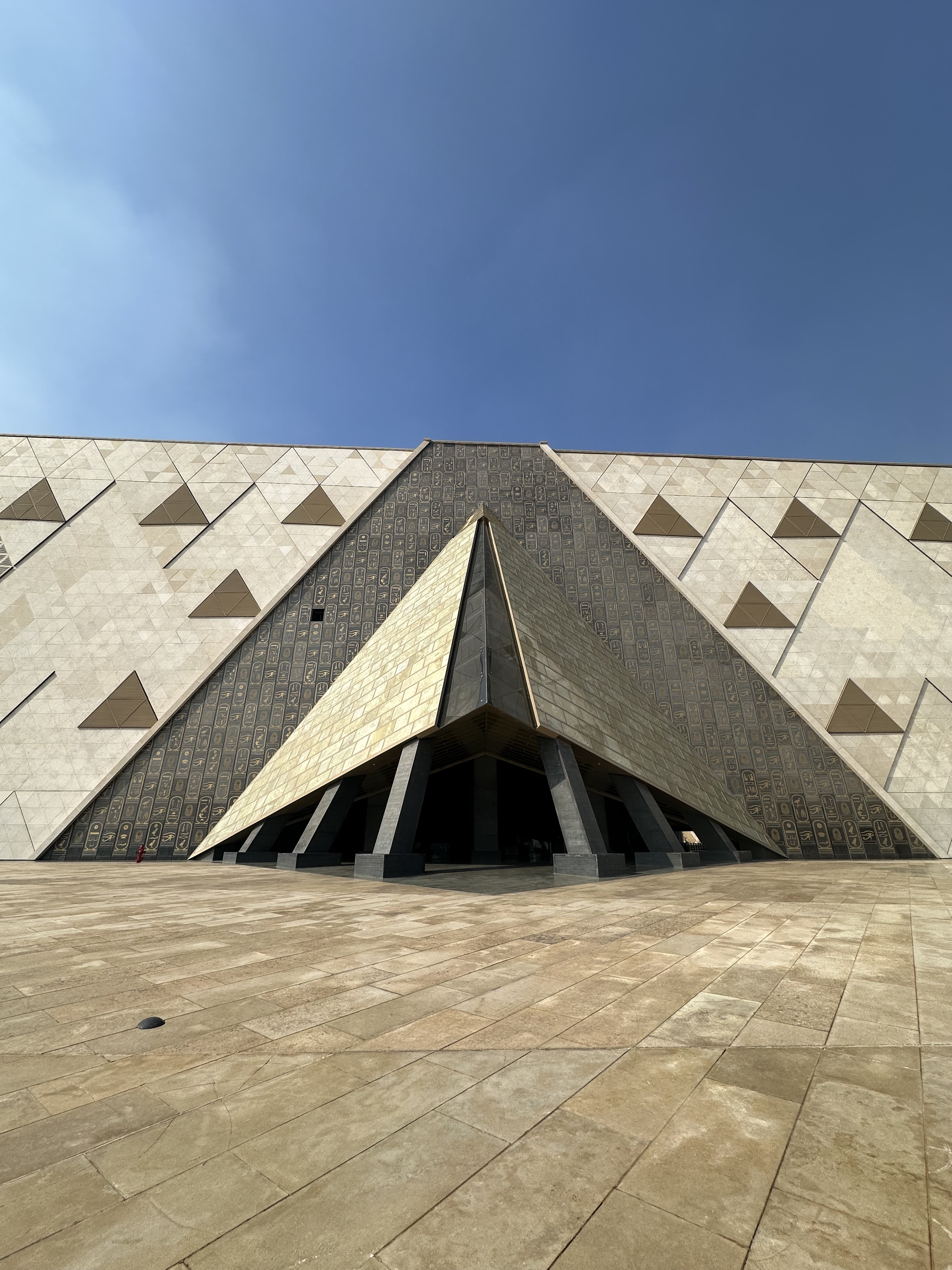 Det nye Grand Egyptian Museum i Cairo med moderne arkitektur og geometriske mønstre på facaden