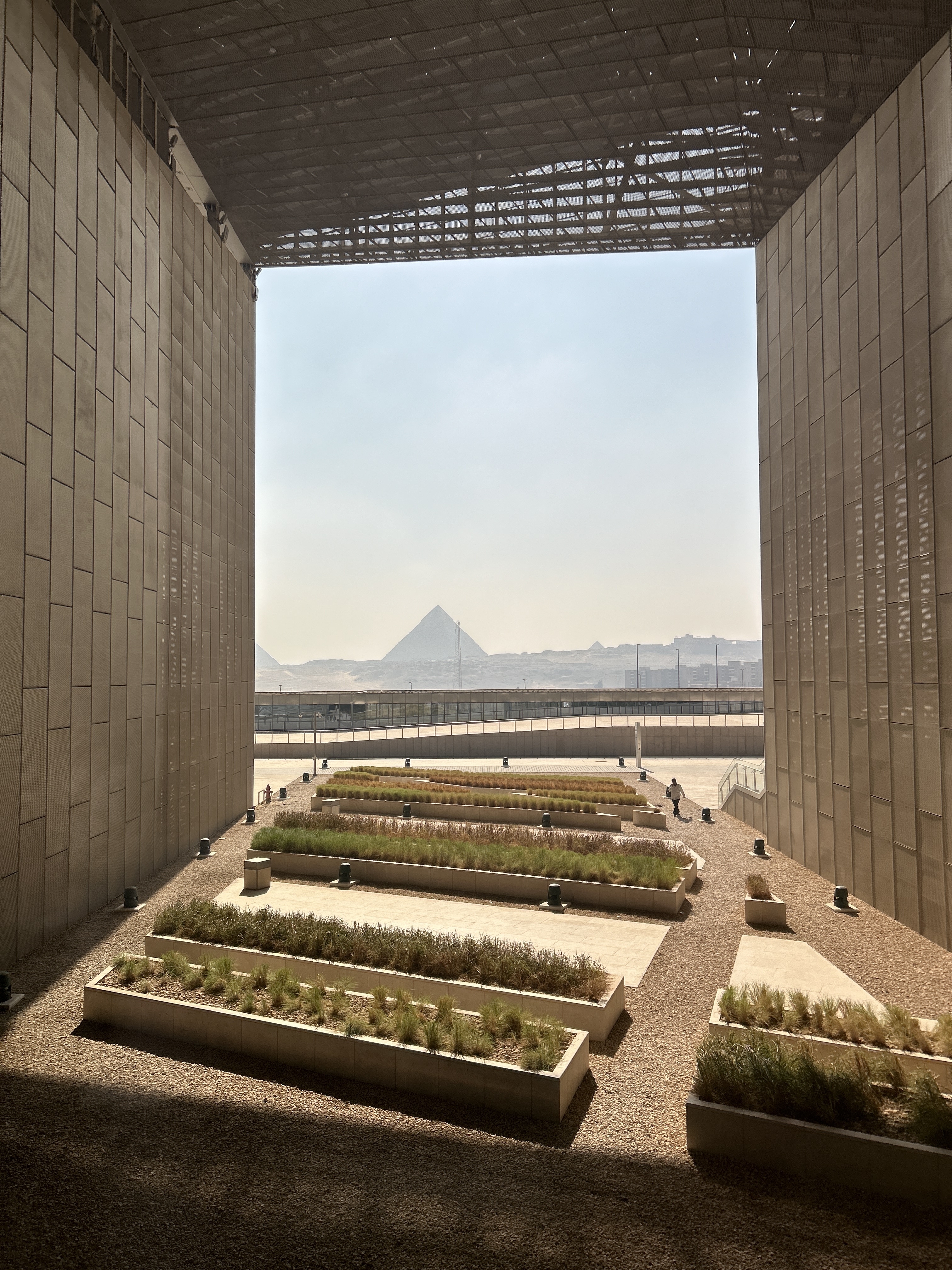 Moderne atrium med udsigt til Giza pyramiderne fra Grand Egyptian Museum i Cairo