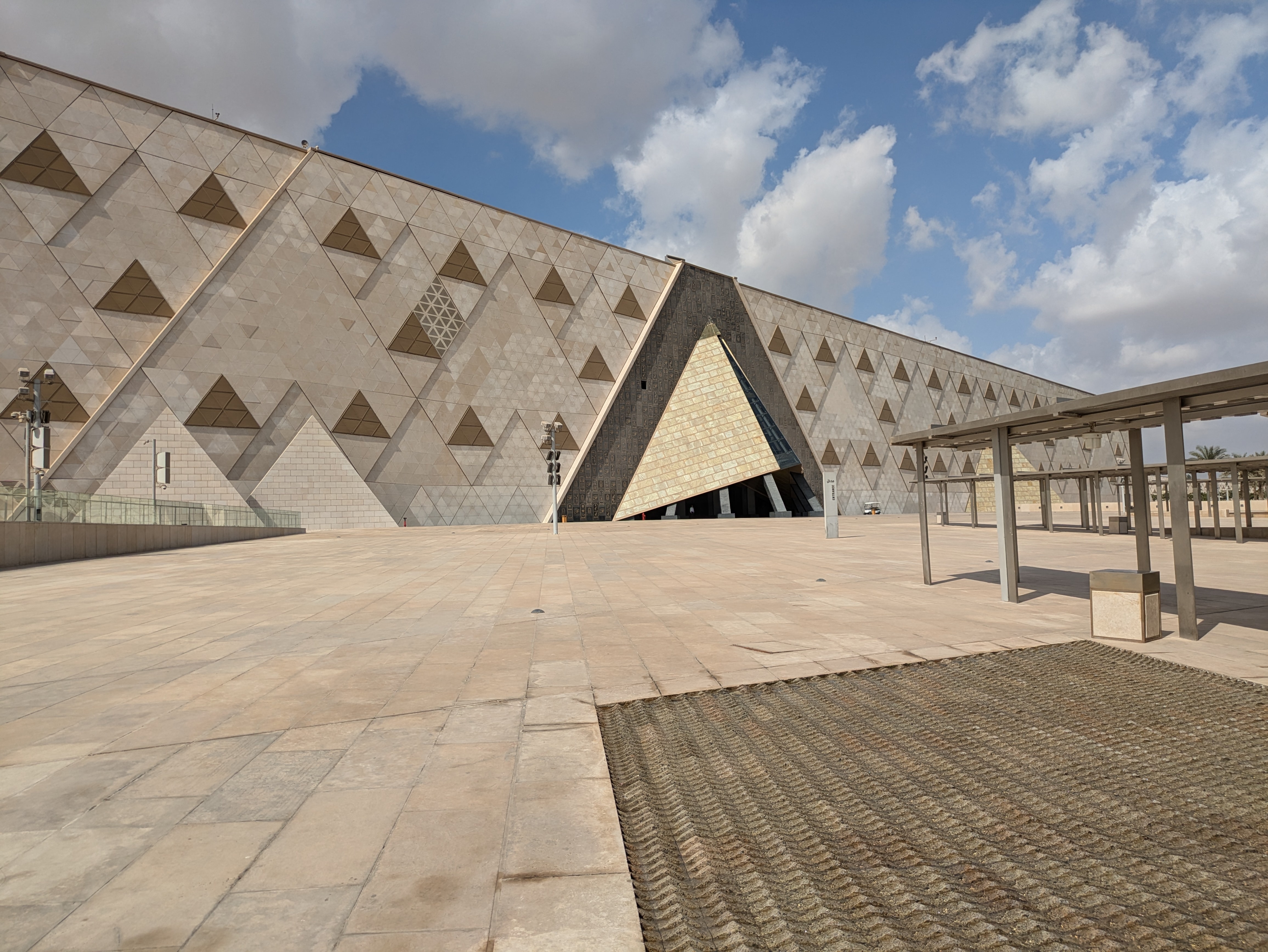Det Grand Egyptian Museum i Giza med imponerende trekantformet facade og dramatisk indgangsparti