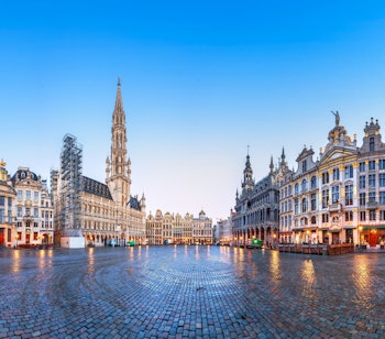 Det historiske Grand Place i Bruxelles med det oplyste rådhustårn ved aftenstid, UNESCO verdensarv i Belgien