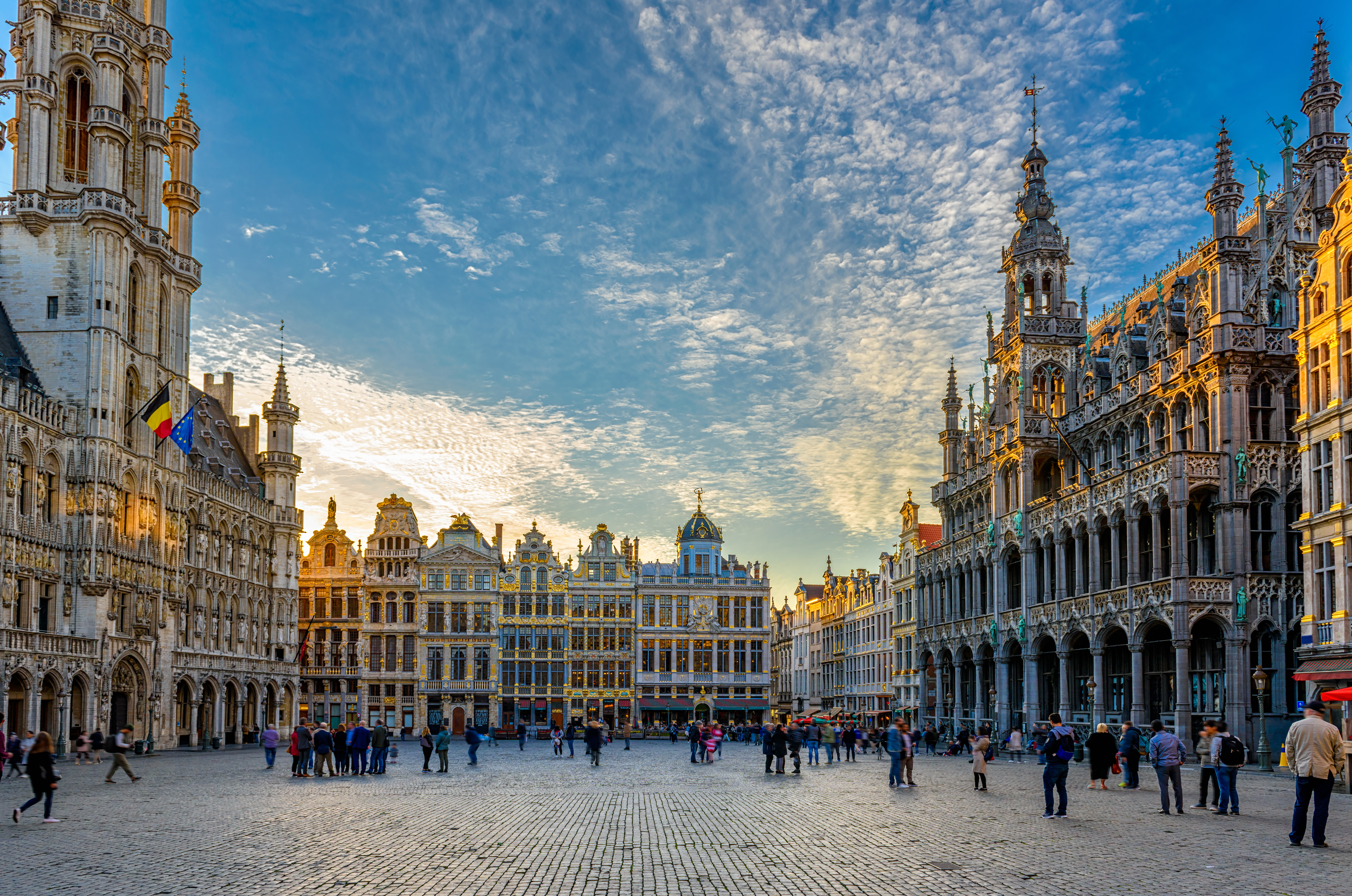 Grand Place i Bruxelles med den gotiske rådhusarkitektur og Kongehuset i smuk solnedgangsbelysning, Belgien