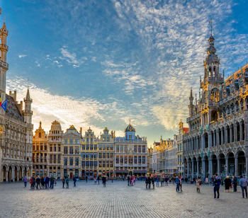 Grand Place i Bruxelles med den gotiske rådhusarkitektur og Kongehuset i smuk solnedgangsbelysning, Belgien