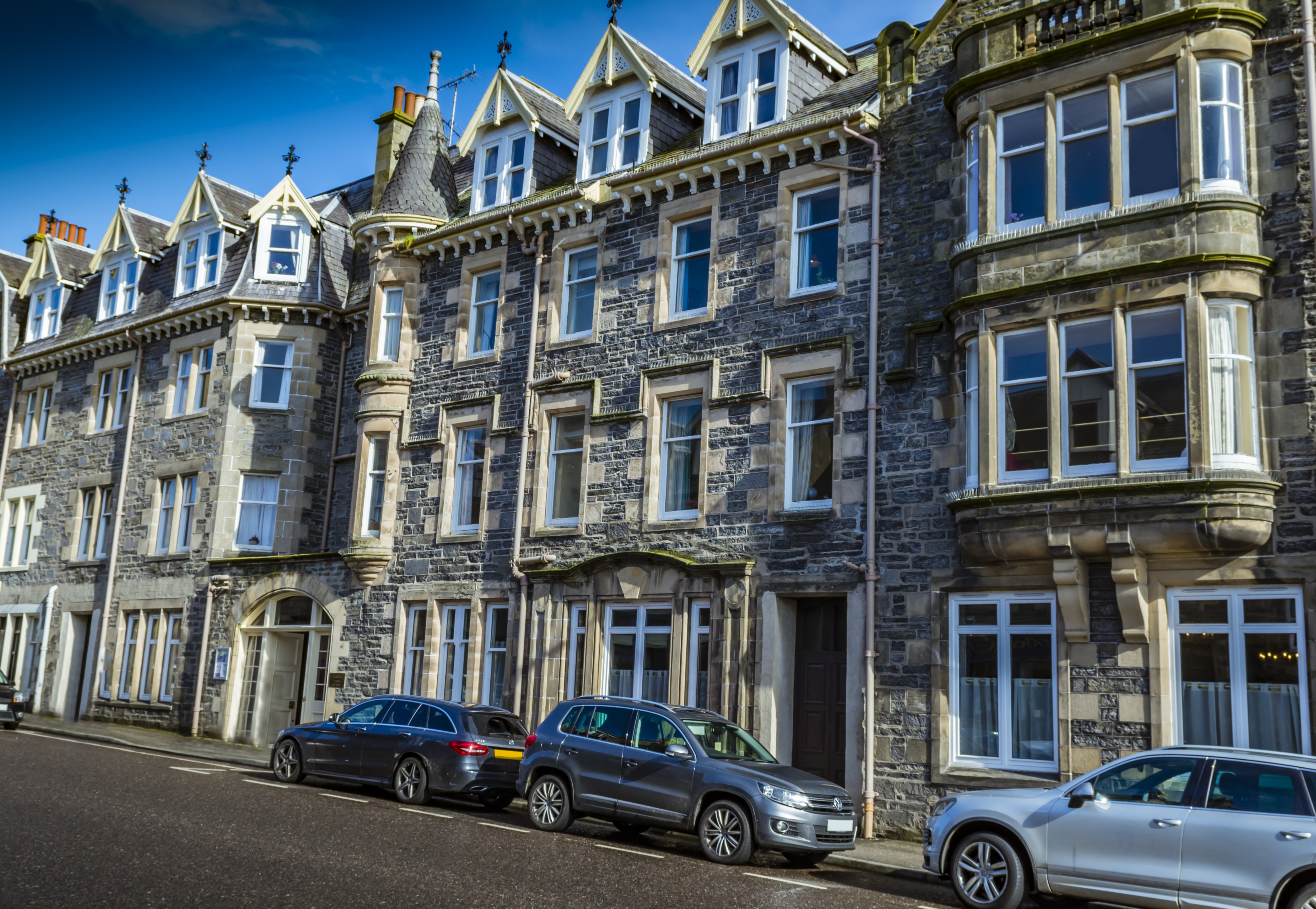 Traditionelle skotske stenhuse med spidskviste i Grantown on Spey Highland by