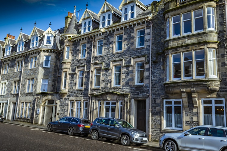 Traditionelle skotske stenhuse med spidskviste i Grantown on Spey Highland by