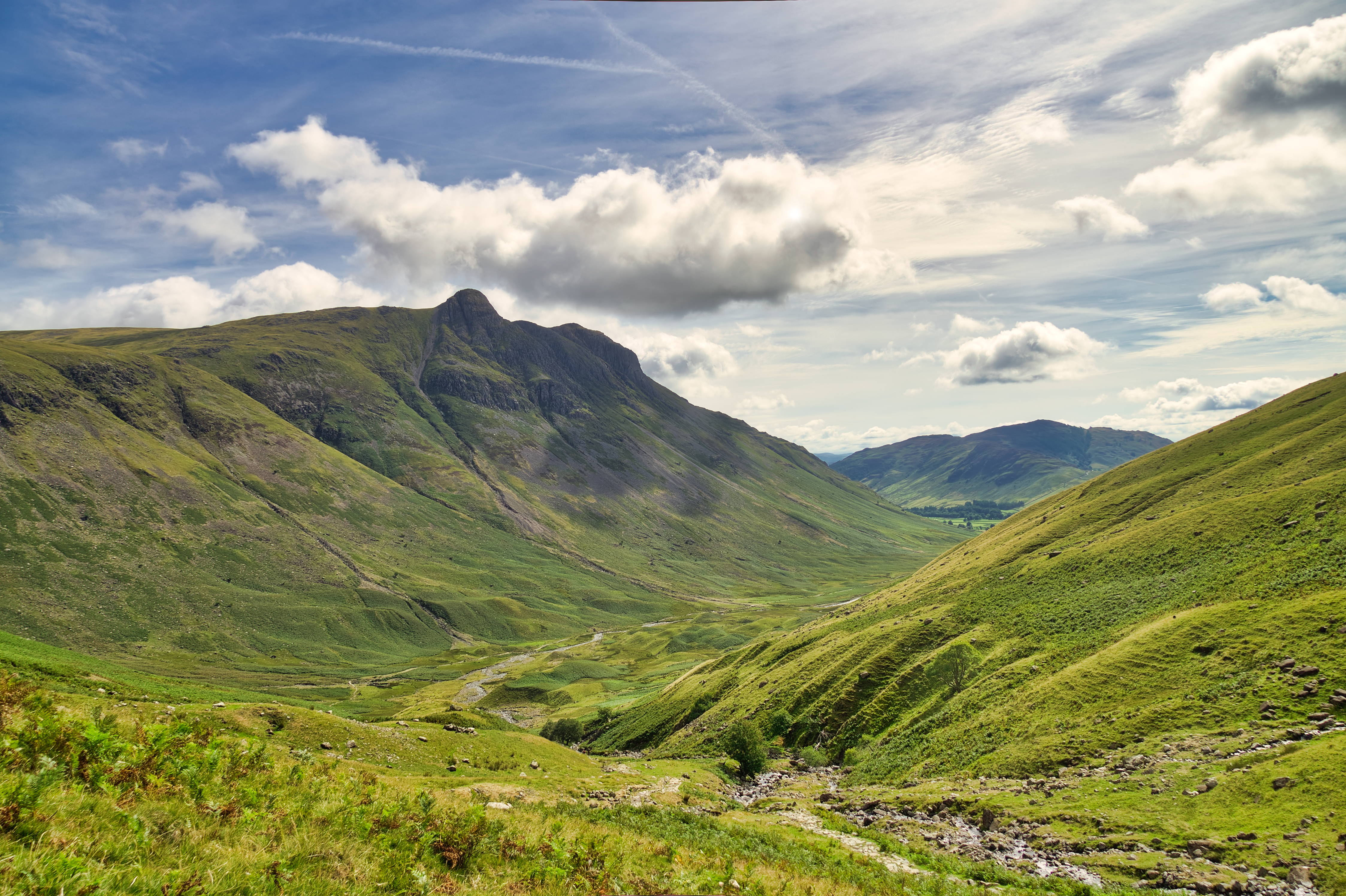 Panoramaudsigt over Great Langdale dal med Langdale Pikes bjergkæde i Lake District
