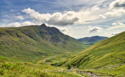 Panoramaudsigt over Great Langdale dal med Langdale Pikes bjergkæde i Lake District