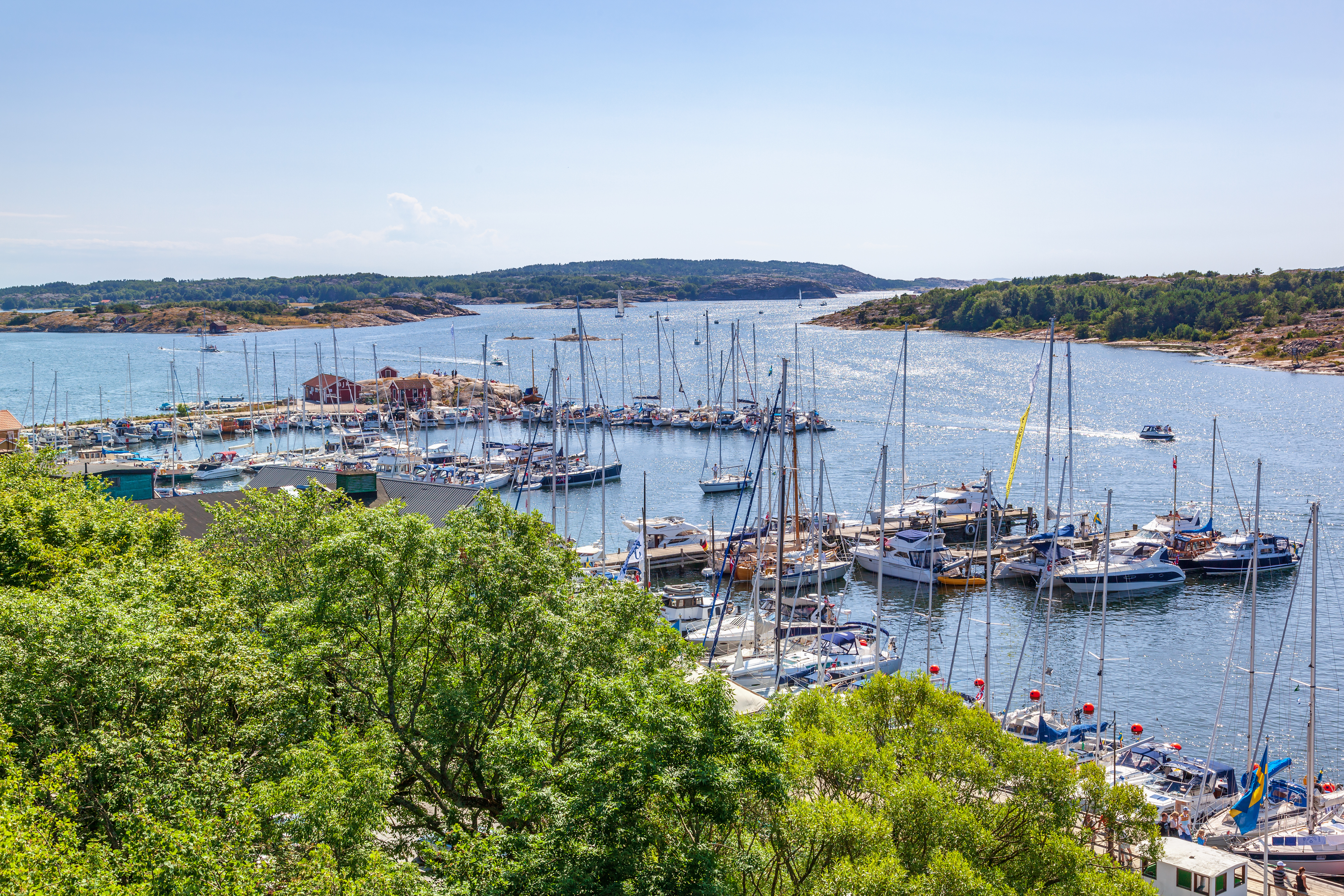 Malerisk marina med sejlbåde og lystbåde i Grebbestad skærgård på Sveriges vestkyst